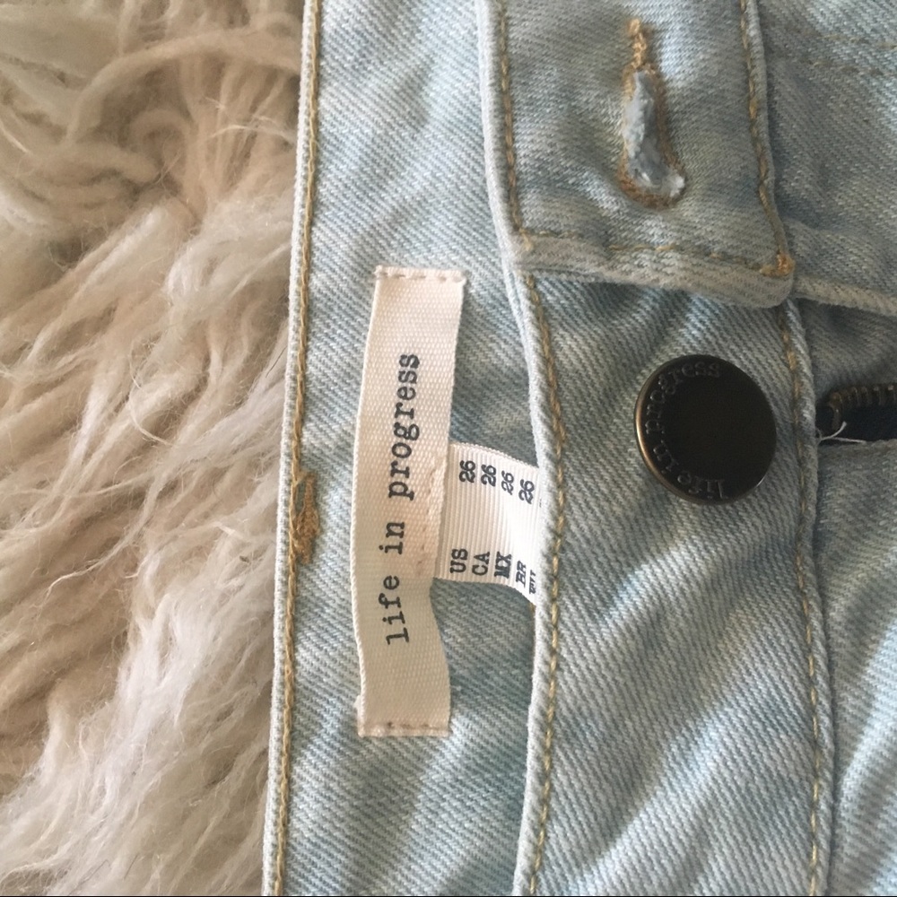 Life In Progress Distressed Jeans - Picture 4 of 4